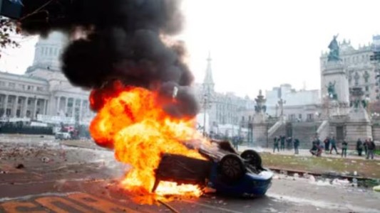 Incidentes en el Congreso: prendieron fuego el auto de Cadena 3