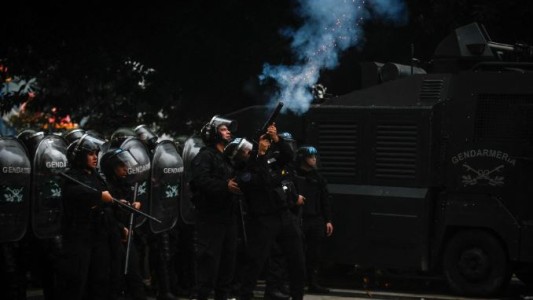 El Gobierno felicitó a las fuerzas de seguridad que actuaron afuera del Congreso: "Intentaron perpetrar un golpe de Estado"