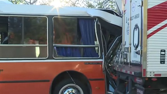 Fuerte choque entre un micro escolar y un camión en General Paz: al menos 15 heridos