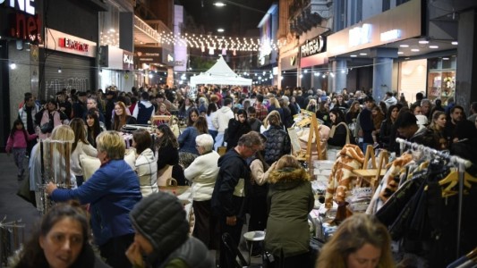 Rosario iluminado: la ciudad disfrutó con todo la primera Noche de Peatonales del año