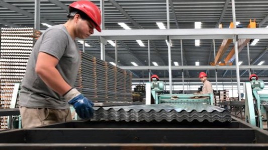 En abril siguió el desplome de la industria y ya hay más de 15 mil despidos en el sector