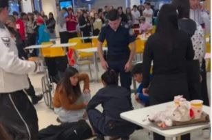 Pánico en el shopping: cuatro jóvenes heridos a cuchillazos en medio de una gresca
