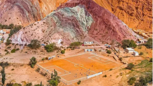 Una canchita de fútbol de Purmamarca fue elegida entre las más increíbles e insólitas del mundo