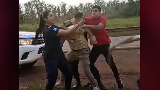 Video: jóvenes y policías, en una pelea a rebencazos