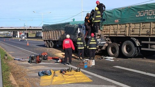 Fuerte choque en Circunvalación entre tres camiones y un auto