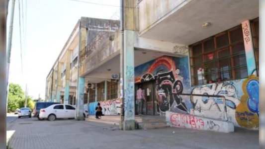 La Plata: llevó una pistola a la escuela y le robó el celular a un compañero