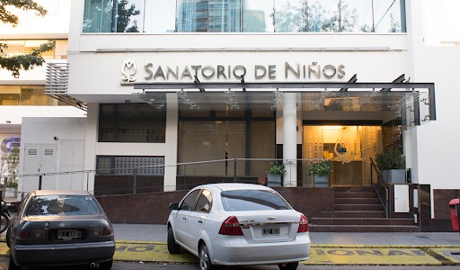 Una enfermera fue imputada por alimentar a una beba con jeringa