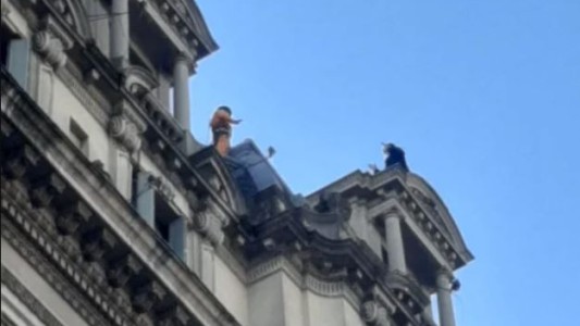 Un hombre amenazó con suicidarse y la policía logró rescatarlo