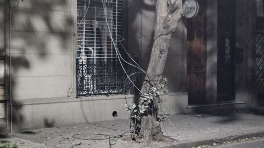 Lo salvó el casco: Iba en moto, se enredó con cables que estaban en la calle y se cayó