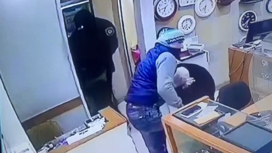 Video: así fue el violento robo en una joyería del centro