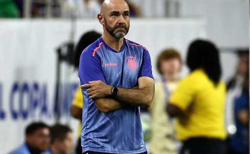 La Federación de fútbol de Ecuador despidió a su director técnico