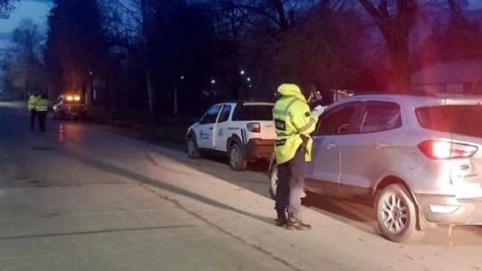 El Bolsón: le dio positivo en el control de alcoholemia y atropelló a una inspectora de tránsito