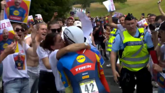 "Pagaré y dejemos de hablar de eso": multaron a un ciclista por besar a su pareja durante una carrera