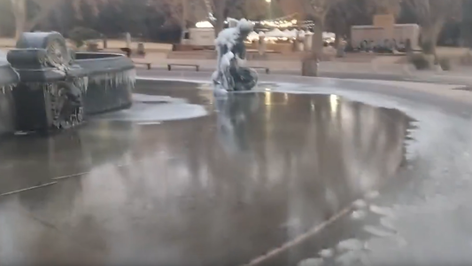Ola polar: la Fuente de los Continentes en el Parque General San Martín de Mendoza amaneció congelada