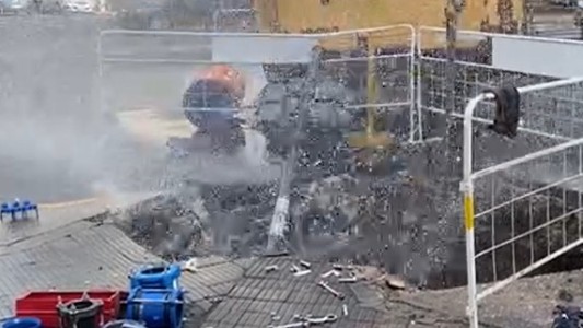 Video: estalló un caño de agua y se cayó un semáforo