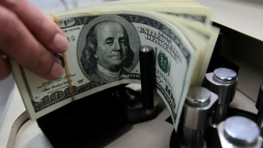 El dólar blue subió a $1.440 para la venta y tocó un nuevo récord en el inicio de la semana