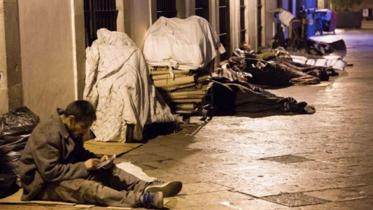 Dormir en la calle con frío: más de 800 personas en situación de calle sufren el alerta roja
