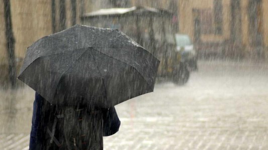 Exasperado por el mal tiempo, un alcalde francés emite una ordenanza para que no llueva en verano