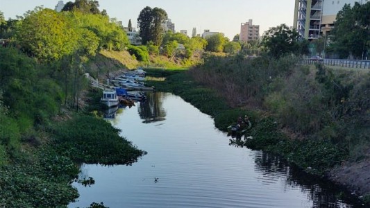 Desechos cloacales en el arroyo Ludueña generan preocupación por la contaminación en la zona