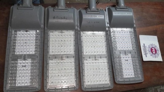 Detuvieron a un hombre que intentaba vender reflectores robados al municipio