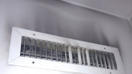 Un hombre de 70 años fue rescatado de un incendio en su departamento