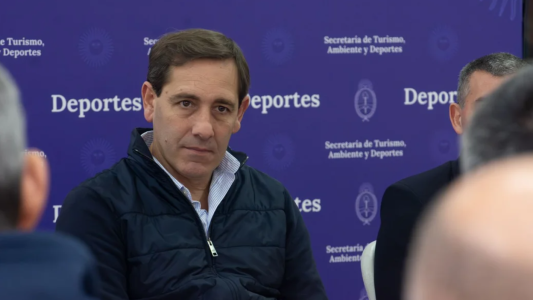 El Gobierno pidió que Tapia y Messi se disculpen por los cánticos "racistas" pero luego se retractó