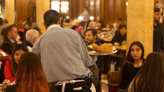 Las propinas, muy cerca de ser obligatorias en bares y restaurantes de la Argentina