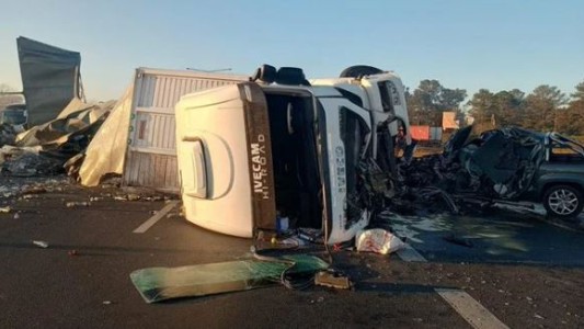 Choque fatal en Campana: un camión se cruzó de mano y murió el conductor de una camioneta