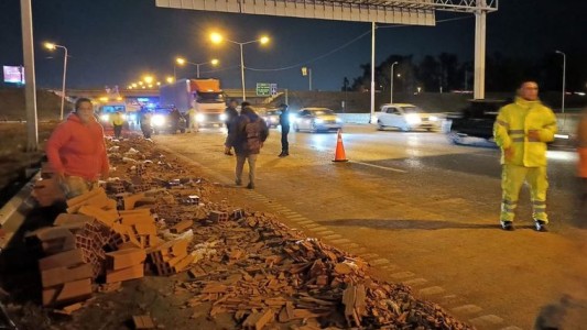 Volcó en avenida Circunvalación con material de construcción y se llevaron la mercadería