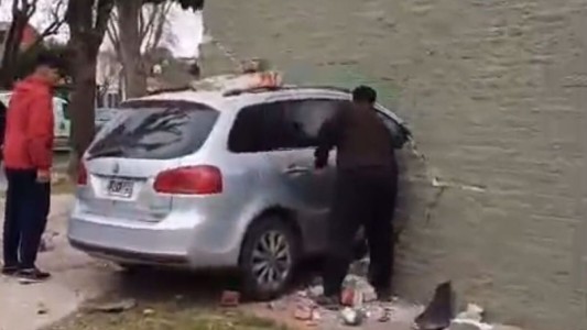 Un auto terminó incrustado en un paredón en Garibaldi y Paraguay