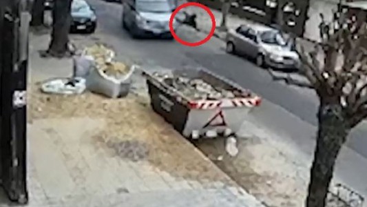 Se colgó de la ventanilla del auto de los ladrones y terminó herido