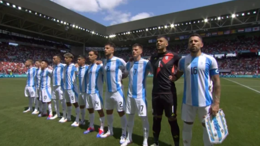 El himno argentino fue silbado por todo el estadio en el debut en los Juegos Olímpicos