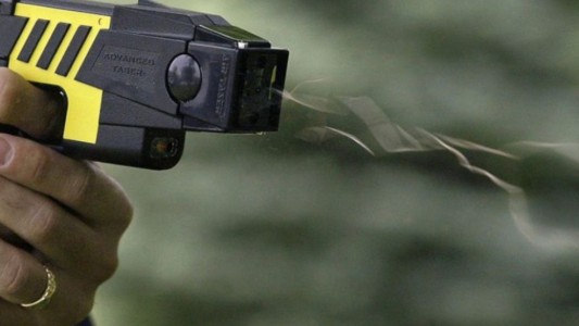Santa Fe avanza en la adquisición de pistolas Taser para la Policía