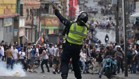 Tensión en Venezuela: corridas y gases lacrimógenos durante las protestas contra la reelección de Maduro