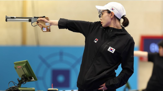 Asesina de ficción: el particular look de una tiradora olímpica