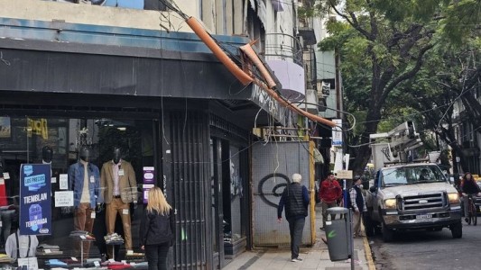 Un camión chocó un poste de luz y arrastró los cables varios metros
