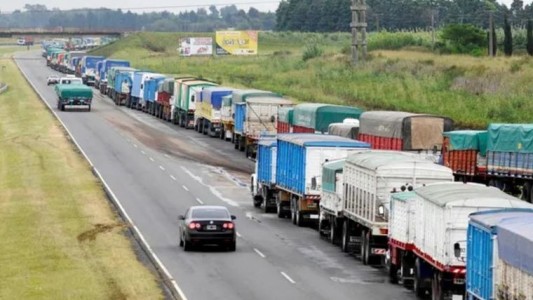 Paro de aceiteros paraliza lo puertos del Gran Rosario: hay miles de camiones varados
