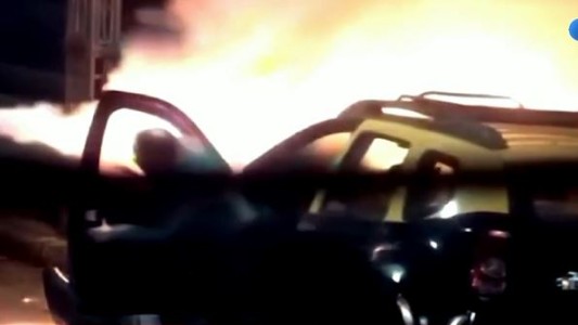 Un taxista chocó contra autos estacionados y se prendió fuego en San Cristóbal