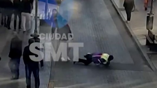 Video: un agente de tránsito fue agredido por un taxista que estacionó en un lugar prohibido en Tucumán