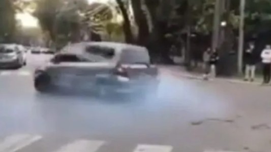 San Isidro: un automovilista realizó trompos en una avenida y causó pánico en un semáforo