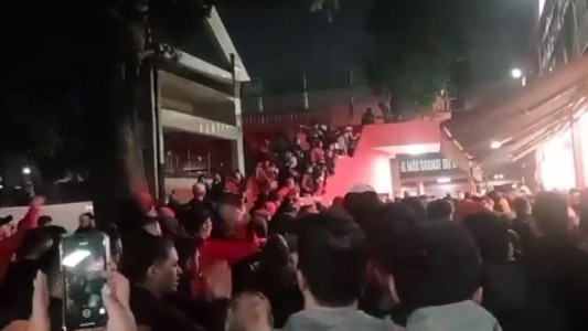 El enojo de los hinchas provocó disturbios en el Coloso por el mal momento del equipo