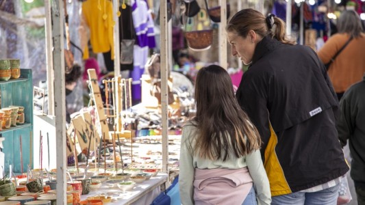 La plaza Pringles celebra a las infancias con una feria solidaria