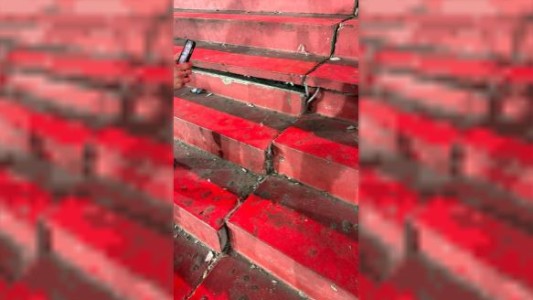 Se desprendió otra parte de la tribuna de la cancha de Independiente