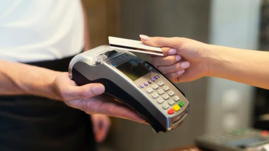 El pago de propinas por medios electrónicos no estará gravado con el impuesto al cheque