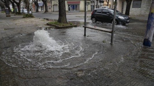 Indignante pérdida de agua potable en zona sur