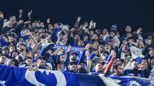 Cuatro hinchas de Cruzeiro fueron demorados por romper y tirar billetes en el partido contra Boca en la Copa Sudamericana