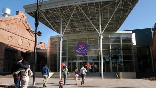 La Policía detuvo a cuatro delincuentes que intentaron robar una camioneta frente a un shopping