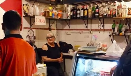 Quieren desalojar a una vendedora de empanadas con discapacidad del Mercado de San Telmo tras 43 años: "Quieren un cambio de perfil"