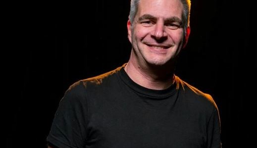 Colgó los botines y se fue de una multinacional: vio 11 veces una obra de Alfredo Alcón y descubrió su pasión por el teatro