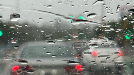 Martes invernal con lluvias y viento en Rosario